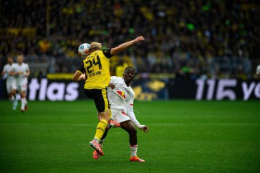 DORTMUND, GERMANY - 4 Ekim 2025: Daniel Svensson, Johan Bakayoko - 1.Bundesliga maçı Borussia Dortmund vs RB Leipzig at Signal Iduna Park.