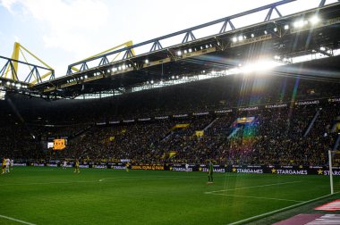 DORTMUND, GERMANY - 4 Ekim 2025: Stadyum Manzarası - 1.Bundesliga maçı Borussia Dortmund - RB Leipzig 'e karşı Signal Iduna Park.