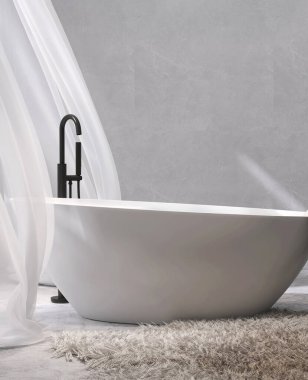 Beyaz seramik banyo küveti, siyah duş başlığı musluğu, mermer duvarda, zeminde güneş ışığıyla parlayan perdeler, lüks için yüksek kazık halı, modern yaşam tarzı iç dekorasyon, tuvalet malzemesi arka planı 3 boyutlu.