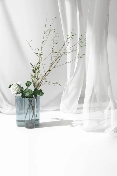 Weißer Rosenstrauß Und Grüner Baumzweig Blauer Glasvase Auf Dem Arbeitstisch — Stockfoto