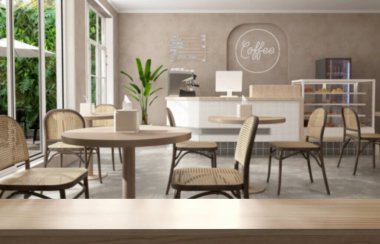 Modern, lüks, kahverengi bir kafeteryada boş ahşap masa sehpası, sehpa sehpası, güneş ışığında, camdan bahçeye, bej renkli duvarda. İç arkaplan 3B