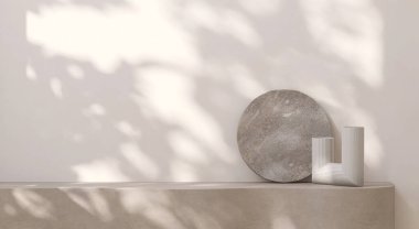 Beyaz bej rengi çimento kavisli tezgah tezgahı desenli, benekli güneş ışığı, beyaz duvarda yaprak gölgesi, gri düz yuvarlak kaya, lüks organik kozmetik vazo, cilt bakımı, 3 boyutlu güzellik ürünü arka planı