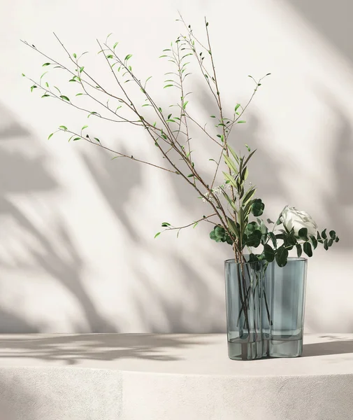 Boş bej rengi beton desen tezgah podyumu, ağaç dalı, mavi cam vazoda gül buketi güneş ışığında, duvarda lüks kozmetik, cilt bakımı için yaprak gölgesi, 3 boyutlu güzellik ürünleri arka planı.