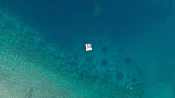 Ein Kleines Haus Meer Das Sonnenkollektoren Verwendet Sonnenkollektoren Konzept Für — Stockfoto
