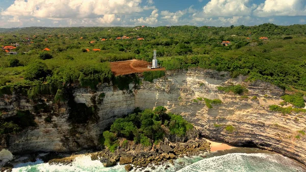 海から白雪姫灯台まで インドネシアのバリ島の高い崖の上に浮かぶ 海上での航海と安全のコンセプト — ストック写真