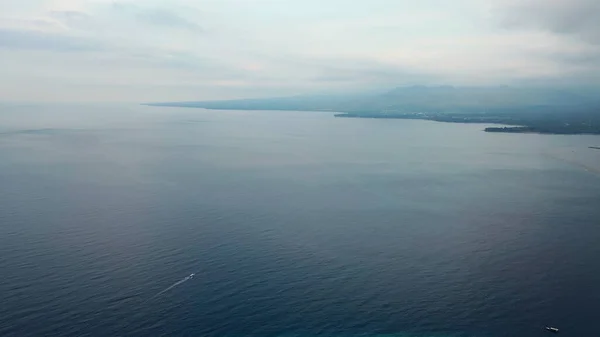 Aerial Shot Yacht Sailing Ocean Two Islands Blue Ocean Backdrop — Stock Photo, Image