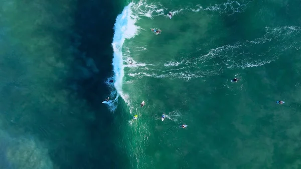 Letecký Pohled Surfaře Oceánu Zachytil Velkou Vlnu Tyrkysová Voda Oceánu — Stock fotografie