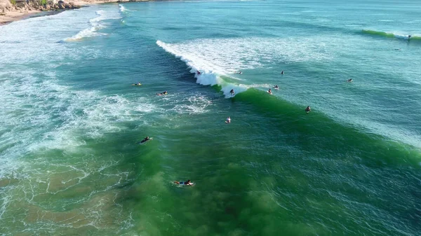 Disparando Desde Arriba Una Gran Cantidad Surfistas Que Están Atrapando — Foto de Stock