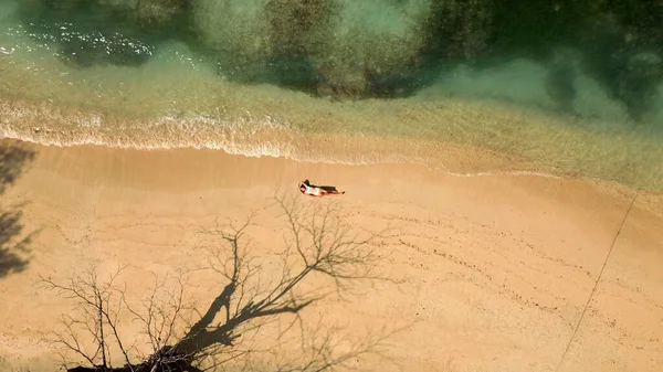 Luftaufnahme Einer Schönen Jungen Frau Die Sich Strand Entspannt Das — Stockfoto