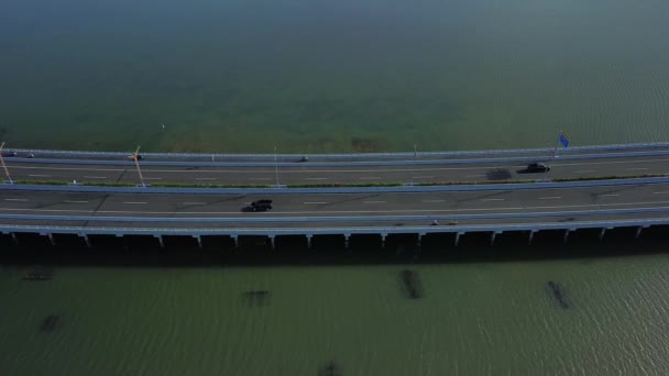 Vista Superior Uma Ponte Bonita Através Baía Que Carros Movem — Vídeo de Stock