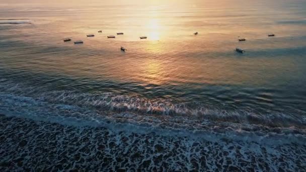 Vågor Havet Solnedgången Vacker Utsikt Över Solnedgången Och Fiskebåtar Som — Stockvideo