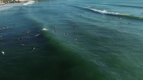 从上面向许多冲浪者射击 这些冲浪者正在迎面而来 极限运动和健康生活方式的概念 落日在大海的浪花上 尽收眼底 — 图库视频影像