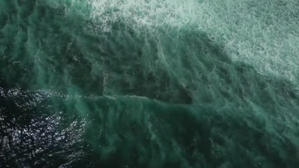 Vinka Havet Från Fågelperspektiv Djuphavsblå Och Fluffig Våg Reflektioner Ljus — Stockvideo