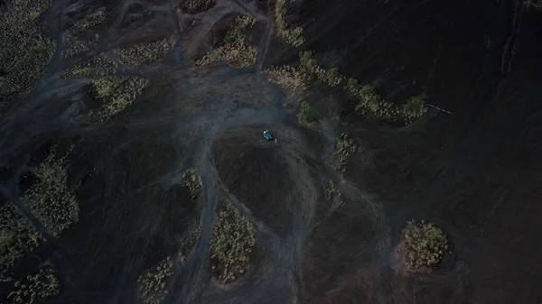 Luftaufnahme Von Touristen Die Einem Retro Jeep Durch Den Vulkan — Stockfoto