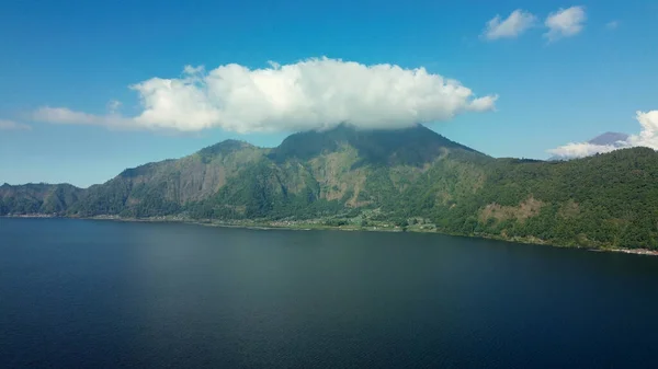 インドネシアのバリ島の活発なバルタ火山のカルデラにあるバター湖の空中ビュー 太陽の光線は水面に落ちて反射する 高品質の写真 — ストック写真