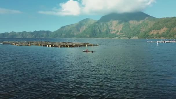 Rybak Małej Drewnianej Łódce Środku Alpejskiego Jeziora Zbiera Sieci Rybami — Wideo stockowe