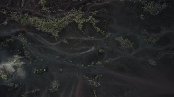 俯瞰着一辆蓝色的车 游客们在火山附近驾驶着一辆越野车 在巴厘岛的巴图尔火山 一辆载着游客的吉普车正在进行黑色熔岩之旅 游览旅游胜地 印度尼西亚 — 图库视频影像