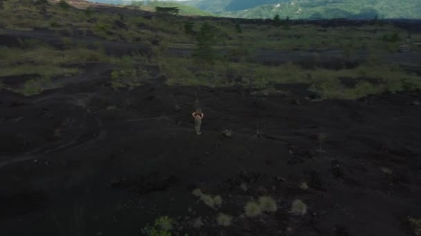 Vista Aérea Uma Jovem Mulher Bonita Correndo Lava Vulcânica Preta — Vídeo de Stock