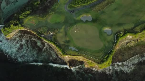 インド洋の崖の上にあるゴルフクラブのトップビュー ゴルフ 家族の休暇のための豪華な眺め バリ島 ドリームランドビーチ ゴルフコースがある崖 — ストック動画