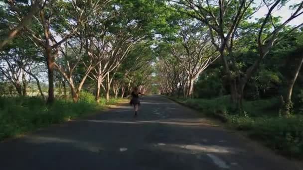 Mladá Žena Běží Stezce Lese Zvedá Ruce Větve Stromů Skládají — Stock video