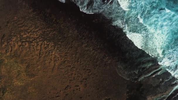 从空中俯瞰珊瑚礁上海浪破浪的背景 一个强大的海浪与白色泡沫碰撞岩石的视频 网站或广告的背景 — 图库视频影像