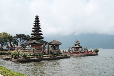 Bali Ulun Danu Beratan dağlarındaki bir gölde antik bir tapınak. Bali 'deki Hindu dini. Geleneksel Bali çatısı olan inanılmaz bir tapınak kompleksi.. 