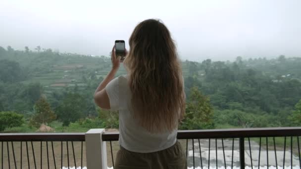 Eine Junge Frau Von Hinten Betrachtet Dreht Ein Video Telefon — Stockvideo
