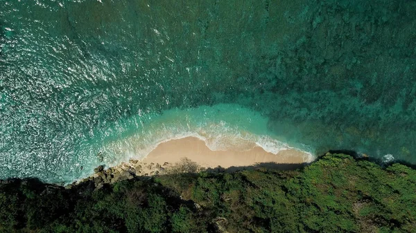 Vista Cima Para Baixo Uma Pequena Praia Oceano Parte Trás — Fotografia de Stock