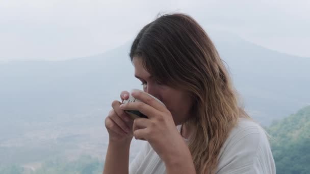 Uma Jovem Viajante Bebe Café Manhã Com Vista Para Vulcão — Vídeo de Stock