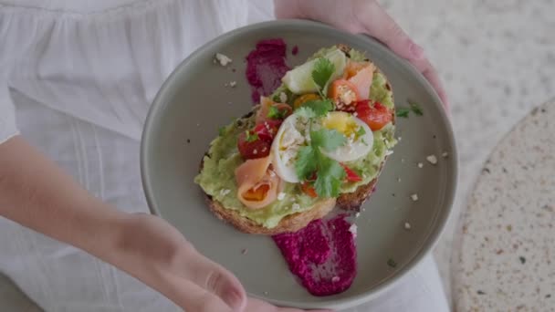 Bir Kafede Sağlıklı Bir Kahvaltı Yapan Genç Bir Kadın Füme — Stok video