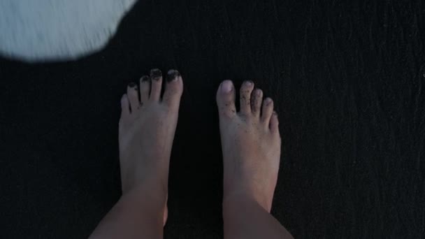 Mujer Joven Mirar Hacia Abajo Los Pies Desnudos Arena Negra — Vídeo de stock