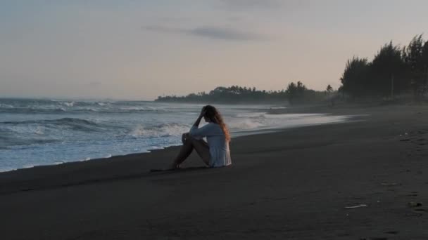Vista Parte Trás Uma Menina Triste Que Está Sentado Oceano — Vídeo de Stock