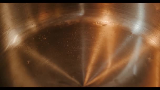 特写镜头从上面的一个铁锅里沸腾着油 石油以慢动作沸腾和起泡 葵花籽油烹调 快餐及油炸垃圾食品概念 — 图库视频影像