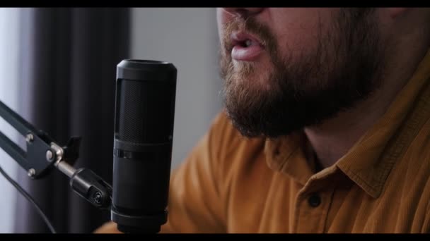 Близкий Снимок Молодого Человека Бородой Говорящего Микрофон Домашней Студии Подкаст — стоковое видео