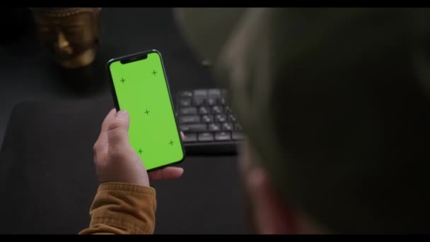 Strzał Bliska Tyłu Facet Trzymający Telefon Zielonym Ekranem Mockup Ekranu — Wideo stockowe