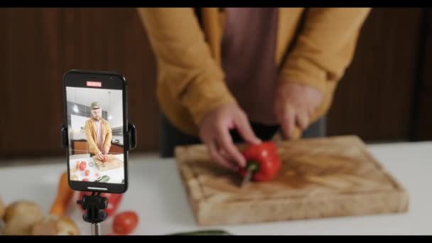 Ramce Widać Ekran Telefonu Bloger Kulinarny Nagrywa Film Szkoleniowy Sałatce — Wideo stockowe