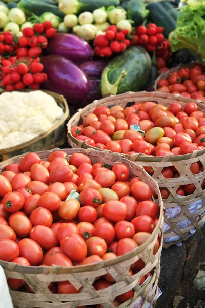 东南亚有机农贸市场的垂直照片横幅与各种新鲜蔬菜 亚洲街头市场的有机蔬菜和水果 柳条筐里的蔬菜 — 图库照片