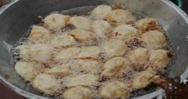 Sokak yemekleri, hamurdan yapılan turtalar ve sebzeler yağda kızartılıyor. Güneydoğu Asya 'da hızlı ve sağlıksız sokak yemekleri. Marketteki Endonezya sokak yemekleri, ev yapımı yiyecekler..