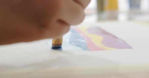 紙にアクリルペンキで塗装するプロセスのクローズアップ映像 アクリル塗料とブラシで抽象的な絵画 大人と初心者のためのレッスン — ストック動画