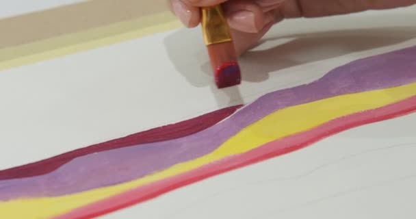 Κοντινό Πλάνο Της Ζωγραφικής Ένα Πινέλο Ακρυλικά Χρώματα Χαρτί Εκπαίδευση — Αρχείο Βίντεο