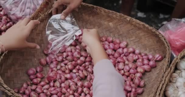 Una Joven Asiática Selecciona Una Pequeña Cebolla Roja Una Canasta — Vídeos de Stock