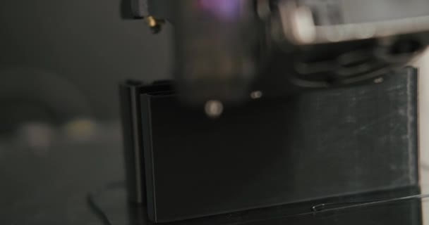 3D打印过程的特写镜头 用Pla塑料在3D打印机上制作模型的工作室 未来的技术和模型的生产 — 图库视频影像
