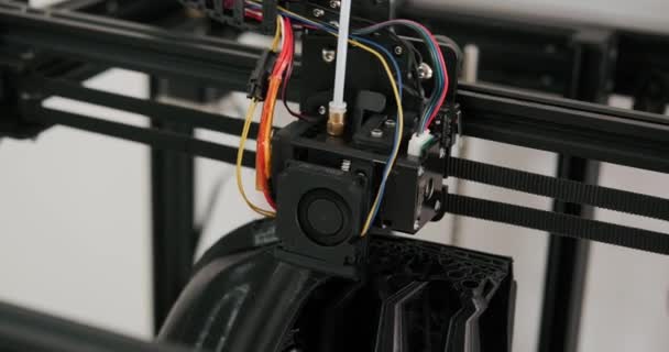 Plaから図を印刷する3Dプリンター 3Dプリンターで印刷するプロセス 革新的な新しい技術 現代の現実 3Dモデルの生産 — ストック動画