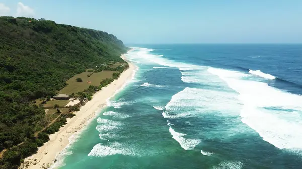 ウルワツ地方のバリの南に位置するニャンニャンビーチの空中ビュー リラックスしてサーフィンするための人気のビーチ インド洋沿岸のロッキーな崖と白いビーチ — ストック写真