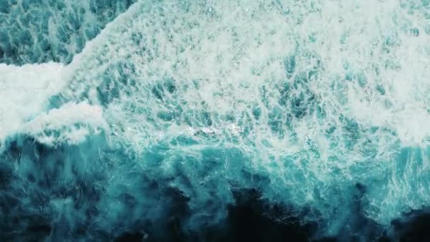 从空中俯瞰深蓝色海洋中的巨浪 背景视频从上到下与海浪冲破水面 泡沫从海浪 不可思议的自然背景 — 图库视频影像
