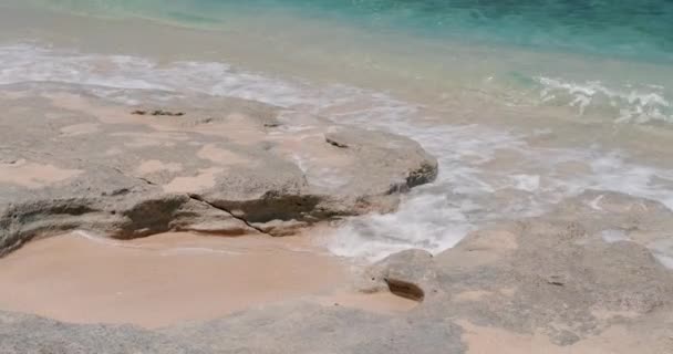Meditationsvideo Und Reisehintergrund Eine Meereswelle Rollt Auf Die Steine Die — Stockvideo