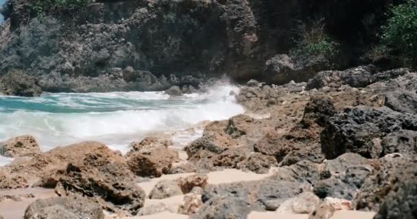 Gelgit Okyanusta Dalga Kayalık Kıyıya Vuruyor Sıçrıyor Kıyıdaki Kayalara Deniz — Stok video