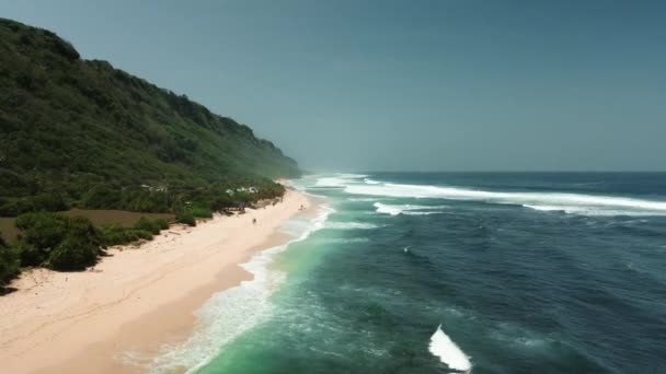 位于巴厘岛南部Uluwatu地区的Nyang Nyang海滩的空中景观 放松和冲浪的热门海滩 印度洋沿岸的落基悬崖和白沙滩 — 图库视频影像