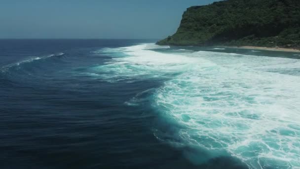 Πετώντας Ένα Drone Πάνω Από Τον Ωκεανό Κύμα Κουλουριάζεται Ένα — Αρχείο Βίντεο