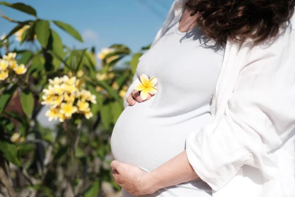 Una Joven Embarazada Encuentra Balcón Con Vistas Jardín Con Árbol — Foto de Stock
